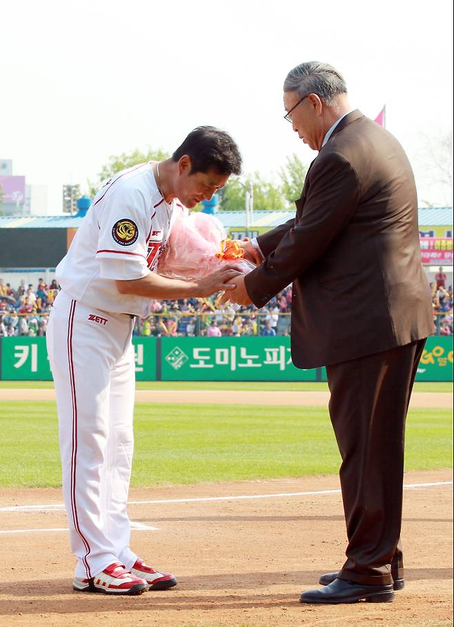 2012년 이종범 은퇴식을 축하하러 온 김응용 전 감독. IS 포토