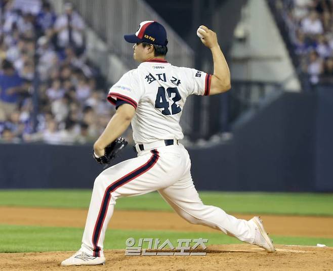 13일 오후 서울 잠실야구장에서 열린 프로야구 삼성과 두산 경기. 두산 투수 최지강이 8회 등판 역투하고있다. 잠실=정시종 기자 capa@edaily.co.kr