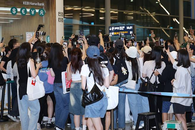팬들이 배우 변우석을 보기위해 휴대폰 카메라를 들이밀고 있는 모습. 인천공항=서병수 기자 qudtn@edaily.co.kr /2024.07.16/