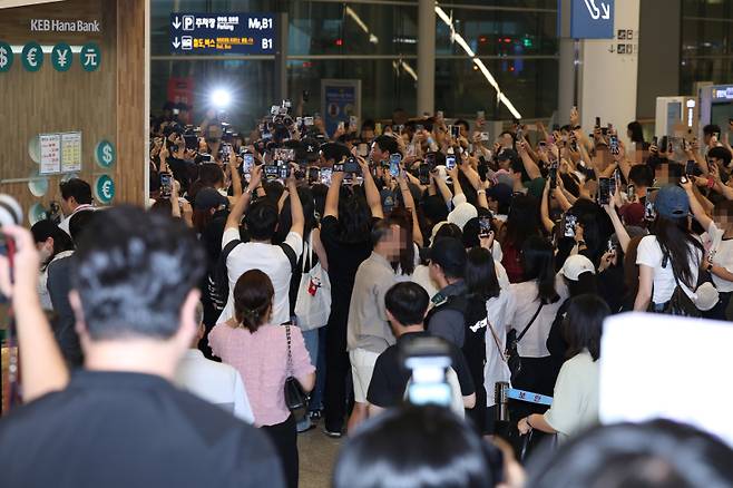 배우 변우석과 팬들. 인천공항=서병수 기자 qudtn@edaily.co.kr /2024.07.16/