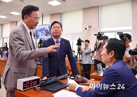 정청래 국회 법제사법위원장이 16일 오후 국회 법사위 전체회의에서 '윤석열 대통령 탄핵 국민청원' 청문회 증인 추가 출석 요구의 건에 대한 토론 방식을 두고 국민의힘 간사인 유상범 의원(왼쪽), 더불어민주당 간사인 김승원 의원(오른쪽)과 대화하고 있다. [사진=곽영래 기자]