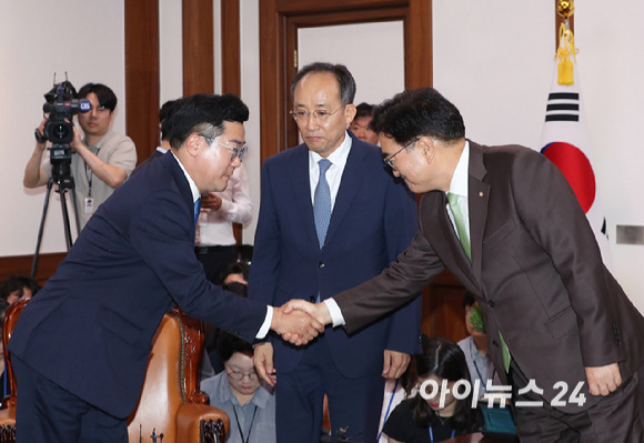 우원식 국회의장이 16일 오후 국회 의장실에서 열린 국회의장 주재 여야 원내대표 회동에서 박찬대 더불어민주당 원내대표와 악수하고 있다. 가운데는 추경호 국민의힘 원내대표. [사진=곽영래 기자]