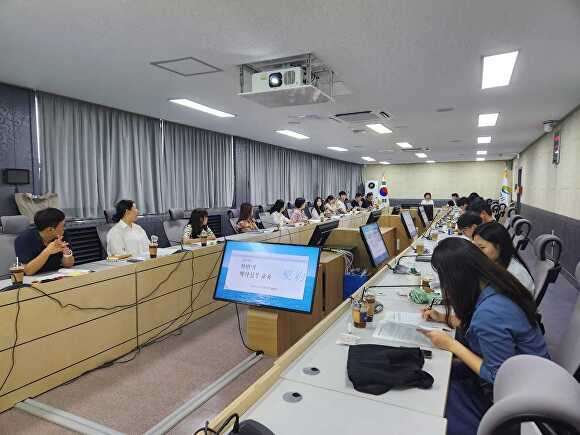 지난 15일 시청 상황실에서 '2024년도 하반기 맞춤형 계약실무 직원 교육'을 실시하고 있다. [사진=여주시]