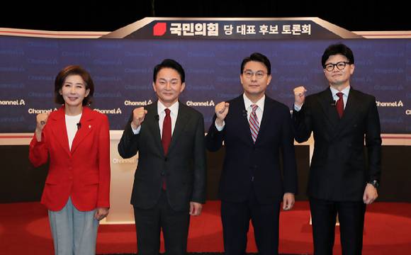 나경원(왼쪽부터), 원희룡, 윤상현, 한동훈 국민의힘 당 대표 후보가 16일 오후 서울 마포구 상암동 채널A 스튜디오에서 열리는 3차 당대표 후보 방송토론회 시작에 앞서 기념촬영을 하고 있다. 2024.07.16. [사진=뉴시스]