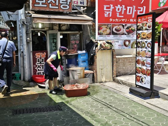 개식용종식법이 통과되면서 2027년부터 개식용이 금지된다. 개고기식당 관계자들은 ″먹는 자유까지 제한하는 것은 과도하다″는 입장이다. 한 개고기식당 종업원이 개고기를 삶는 모습. 이찬규 기자