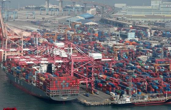 부산항 감만부두 야적장에 선적을 기다리는 컨테이너가 가득 쌓여 있다. 사진 뉴스1