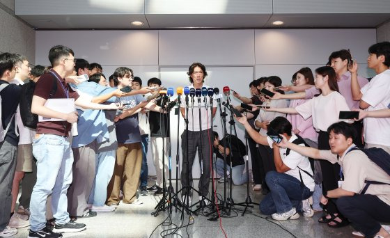 인천공항 출국장에서 취재진을 상대로 향후 축구대표팀 운영 구상을 밝히는 홍명보 감독. 연합뉴스