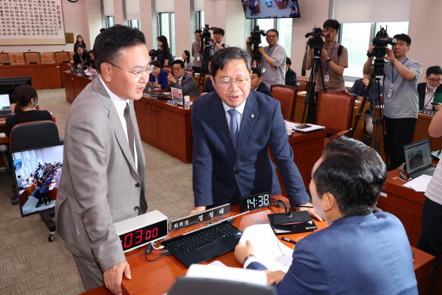 ▲ 정청래 국회 법제사법위원장이 16일 오후 국회 법사위 전체회의에서 ‘윤석열 대통령 탄핵 국민청원’ 청문회 증인 추가 출석 요구의 건에 대한 토론 방식을 두고 국민의힘 간사인 유상범 의원(왼쪽), 더불어민주당 간사인 김승원 의원(오른쪽)과 대화하고 있다. 연합뉴스