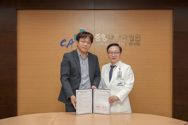 이예하 뷰노 대표(왼쪽)와 권정택 중앙대병원장이 16일 미래형 의료 서비스 공동연구 및 사업협력을 위한 업무협약(MOU)을 맺었다. 뷰노 제공
