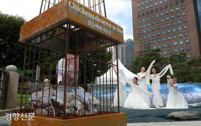 Dancers perform in memory of slaughtered chickens during a rally hosted by the Animal Liberation Wave in Seoul on July 15.  Kwon Do-hyun