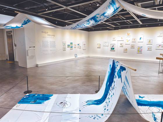 “Summer Theater Suzy Lee Exhibition” is held at Suncheon Picture Book Library, located in South Jeolla.  [HONG Ji-YU]