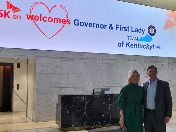 Kentucky Governor Andy Beshear, right, and his wife at SK Group's headquarters on Monday at Jongno, central Seoul. [YONHAP]