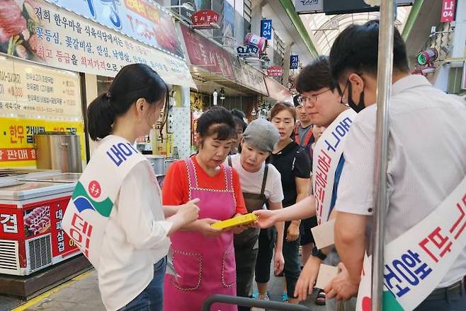 동구청 직원들이 ‘공공데이터·데이터 기반 행정’을 홍보하고 있다. 동구청 제공