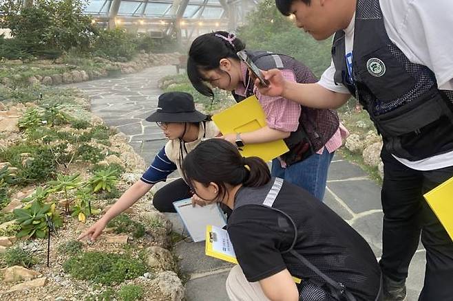 국립백두대간수목원 ‘알파인 줌인’ 활동에 참여 중인 봉화 주민과 알파인하우스 가드너의. 한국수목원정원관리원