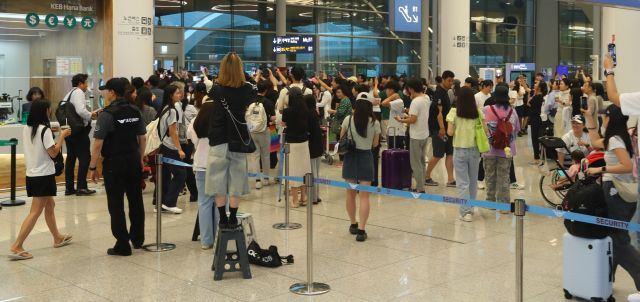 16일 오후 인천국제공항을 통해 홍콩에서 열린 아시아 팬 미팅 투어를 마치고 입국한 변우석을 보기 위해 팬들이 모여 있다. 뉴시스