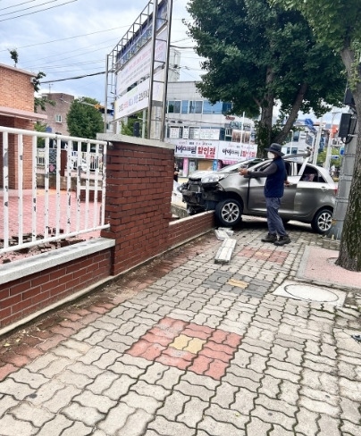 학교 담장 들이받은 승용차 / 사진=연합뉴스(독자 제공)