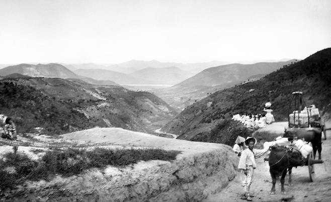 고갯길(1906~1907년). [국립민속박물관(헤르만 산더 기증사진)]