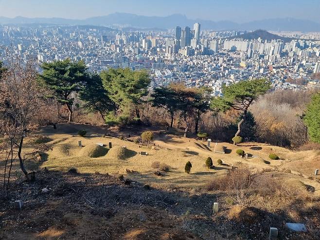 망우산에서 바라본 망우동 전경. 망우리에는 여행자들을 위한 대규모 주막거리가 형성됐다. [배한철기자]