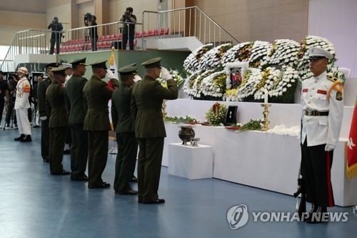 경북 포항 해병대 1사단 체육관인 ‘김대식관’에서 열린 고 채수근 상병 영결식에서 한국군과 주한미군 관계자가 경례하고 있다.  2023.7.22 [사진출처=연합뉴스]