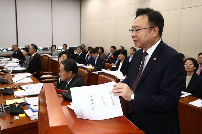 조규홍 보건복지부 장관이 16일 오전 서울 여의도 국회에서 열린 보건복지위원회 전체회의에 출석해 인사말을 하고 있다. /사진=뉴스1