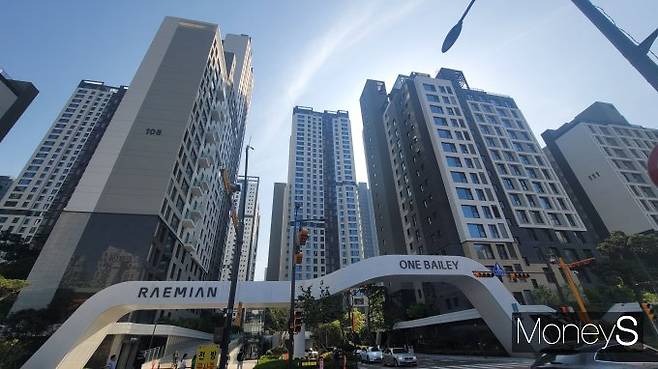 래미안 원베일리 조합이 오는 23일 해산총회를 열 예정이었으나 청산인을 맡게 될 조합장의 사기 혐의 관련 대법원 선고기일이 이틀 뒤인 오는 25일로 예정되면서 일부 입주민들이 해산총회 연기를 주장하고 있다. 사진은 래미안 원베일리. /사진= 김창성 기자