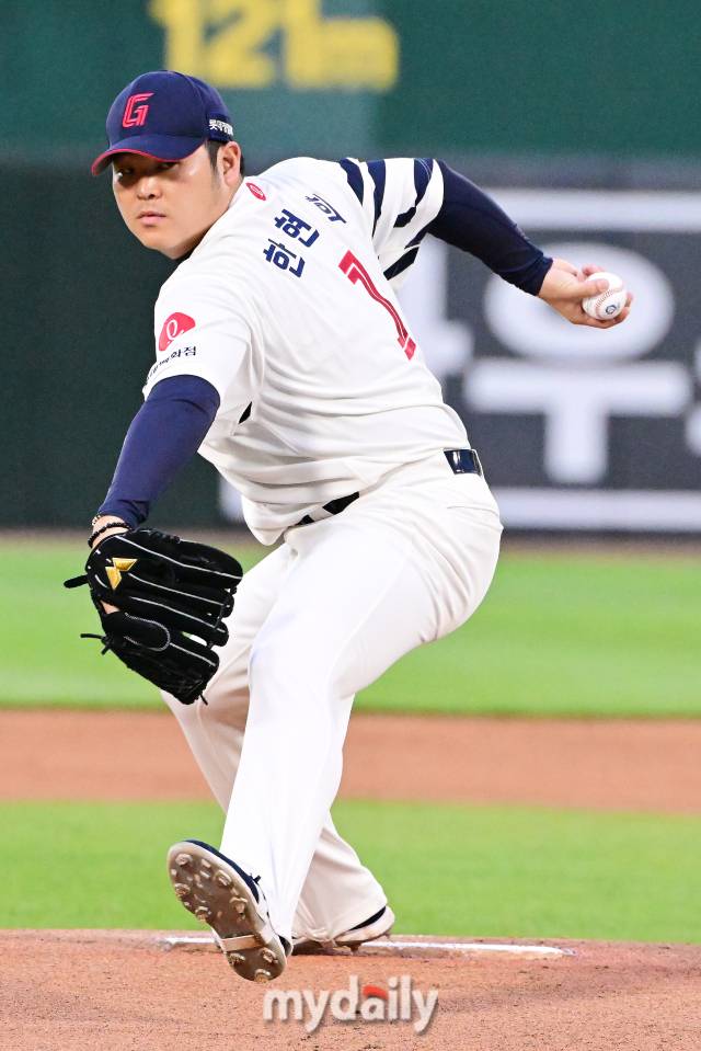 2024년 4월 23일 부산 사직야구장에서 진행된 '2024 신한 SOL 뱅크 KBO 리그' SSG-롯데의 경기. 롯데 선발 한현희가 역투를 펼치고 있다./마이데일리