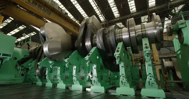 선박용 엔진의 주요 부품인 크랭크샤프트가 HD현대중공업 엔진공장에 놓여 있는 모습. [HD현대중공업 제공]