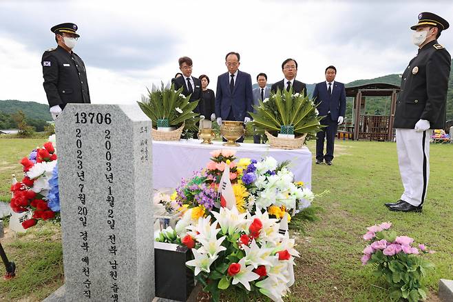 국민의힘 추경호 원내대표를 비롯한 지도부가 15일 국립대전현충원을 방문, 순직 1주기를 앞둔 채수근 상병의 묘소를 참배하고 있다. [연합]