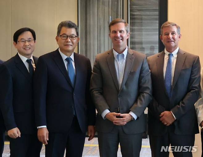 [서울=뉴시스]15일 오후 서울 포시즌호텔에서 신성에스티㈜ 권병현(왼쪽부터) 부사장, 안병두 사장, 미국 켄터키주 앤드루 버시어 주지사, 제프 노엘 경제부장관이 간담회를 마친 후 기념촬영하고 있다.(사진=신성에스티 제공)2024.07.16. photo@newsis.com