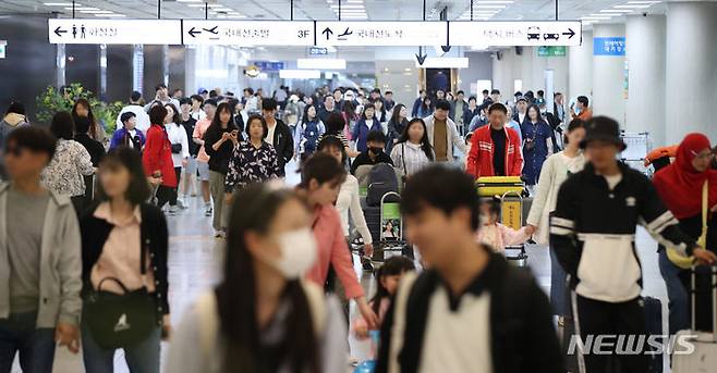 [제주=뉴시스] 우장호 기자 = 어린이날 황금연휴를 앞둔 3일 오전 제주국제공항 1층 도착장이 가족과 연인, 친구들과 제주를 찾은 관광객들의 발걸음으로 붐비고 있다. 2024.05.03. woo1223@newsis.com