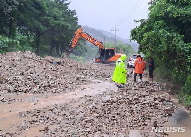 [보성=뉴시스] 16일 오후 전남 보성군 득량면 한 야산에서 토사가 흘러내려 운행중이던 SUV차량이 고립된 상태다. (사진=보성 소방서 제공) 2024.07.16. photo@newsis.com