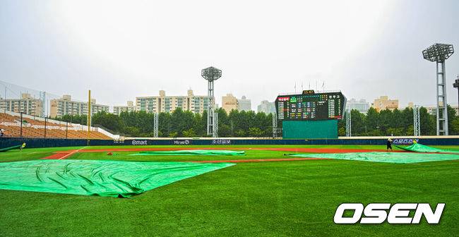 [OSEN=목동, 민경훈 기자] 16일 오후 서울 목동구장에서 제79회 청룡기 전국고교야구선수권대회 겸 주말리그 왕중왕전 전주고와 마산용마고 결승전이 진행됐다.전주고는 이번이 첫 청룡기 결승 진출, 마산용마고는 44년 만에 다시 맞는 청룡기 결승이다.3회말 굵어진 빗줄기에 잠시 경기가 우천 중단되고 있다. 2024.07.16  / rumi@osen.co.kr