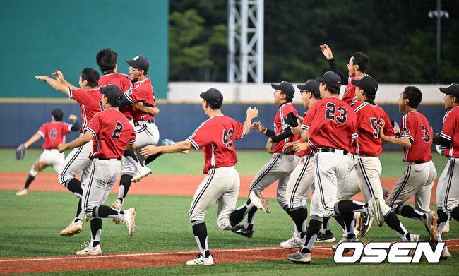 [OSEN=목동, 민경훈 기자] 에이스 정우주의 완벽한 투타겸업을 등에 업은 전주고가 4시간 30분이&nbsp;넘는 혈투 끝 39년 만에 전국대회 정상에 올랐다.&nbsp;주창훈 감독이 이끄는 전주고등학교는 16일 서울 목동구장에서 열린 제79회 청룡기 고교야구선수권대회 겸 주말리그 왕중왕전 마산용마고등학교와의 결승전에서 14-5&nbsp;대승을 거두며 우승을 차지했다.&nbsp;1977년 창단 후 첫 청룡기 결승에 진출한 전주고는 1985년 황금사자기 우승 이후 무려 39년 만에 전국대회 정상에 올랐다. 지난 2022년 대통령배 준우승, 올해 4월 이마트배 전국고교야구대회 준우승의 아쉬움을 말끔히 씻어냈다. 경기를 마치고 전주고 정우주와 함께 선수들이 기뻐하고 있다. 2024.07.16  /