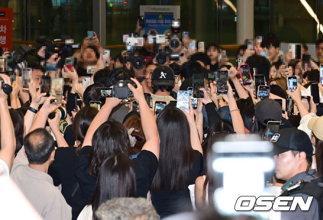 [OSEN=인천공항, 김성락 기자] 16일 오후 배우 변우석이 해외일정을 마친 뒤 인천국제공항을 통해 입국했다배우 변우석이 입국장을 나서고 있다. 2024.07.16 / ksl0919@osen.co.kr