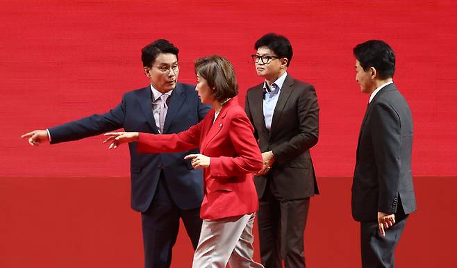 국민의힘 당대표 후보들이 15일 천안 서북구 유관순체육관에서 열린 대전·세종·충북·충남 합동연설회에서 기념촬영을 하기 위해 이동하고 있다. 왼쪽부터 윤상현, 나경원, 한동훈, 원희룡 후보. 뉴스1