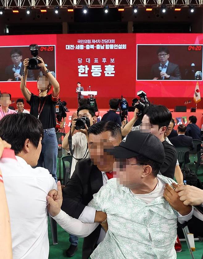 15일 오후 충남 천안시 유관순체육관에서 열린 국민의힘 제4차 전당대회 대전·세종·충북·충남 합동연설회에서 참석자들 일부가 연설중인 한동훈 후보에게 '배신자'라고 외치며 거칠게 항의하자 경호원과 당직자들이 제지하고 있다.천안=뉴시스