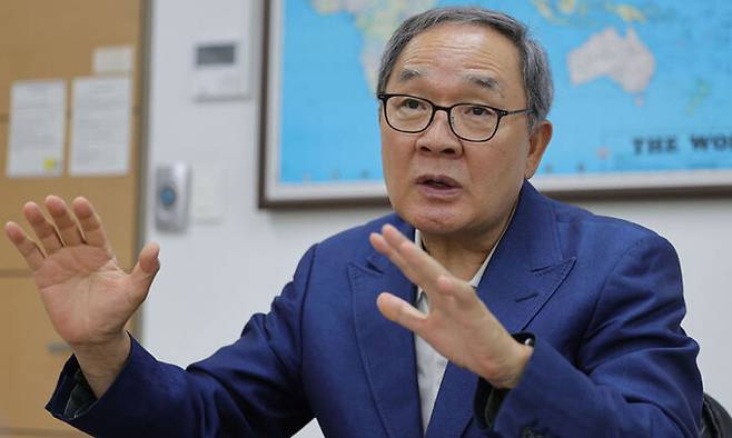 양무진 북한대학원대학교 총장이 지난 10일 서울 종로구 삼청동 이 대학 총장실에서 세계일보와 만나 남북관계와 북한학의 현황과 전망에 대해 이야기하고 있다.&nbsp;이재문 기자