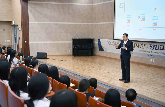 정인교 산업통상자원부 통상교섭본부장이 15일 충남 천안 천안여자상업고등학교에서 '경제안보시대 자유무역협정(FTA)의 중요성'을 주제로 학생들에게 강연을 하고 있다. 사진 제공=산업통상자원부