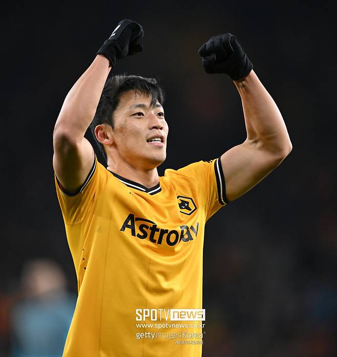 ▲ 올시즌 프리미어리그 29경기 12골 4도움을 기록했다. 역대 한국인 프리미어리그 득점 2위와 개인 커리어하이를 찍은 뒤 인천공항에서 취재진과 만나 "프리미어리그에서 12골을 넣었다. 나쁘지 않았다고 생각한다. 자신감을 얻었고 더 잘하고 싶다는 동기부여를 얻었다. 박지성은 프리미어리그 진출 꿈을 꾸게 해준 분이고 국가대표를 꿈꾸게 해줬다. 그런 분 기록을 넘을 수 있어 영광"이라고 말했다. 한국에서 휴식한 뒤 유럽으로 돌아갔는데 울버햄튼 프런트에 마르세유로 이적하고 싶다는 뜻을 전달했다. 이적설이 돌면 프리시즌엔 이탈리아 세리에A 승격 팀 코모에 인종차별적 발언까지 들었다