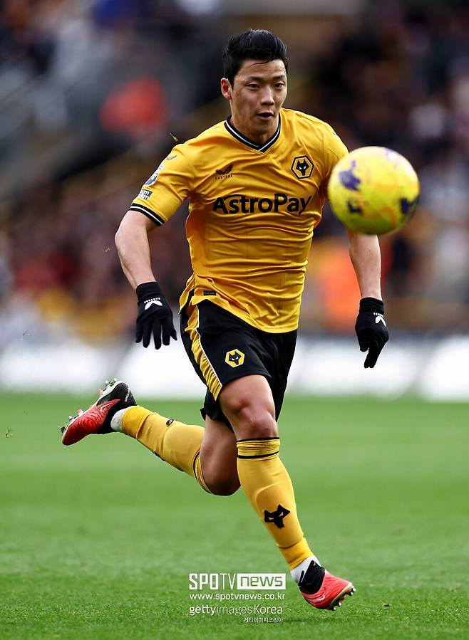 ▲ 올시즌 프리미어리그 29경기 12골 4도움을 기록했다. 역대 한국인 프리미어리그 득점 2위와 개인 커리어하이를 찍은 뒤 인천공항에서 취재진과 만나 "프리미어리그에서 12골을 넣었다. 나쁘지 않았다고 생각한다. 자신감을 얻었고 더 잘하고 싶다는 동기부여를 얻었다. 박지성은 프리미어리그 진출 꿈을 꾸게 해준 분이고 국가대표를 꿈꾸게 해줬다. 그런 분 기록을 넘을 수 있어 영광"이라고 말했다. 한국에서 휴식한 뒤 유럽으로 돌아갔는데 울버햄튼 프런트에 마르세유로 이적하고 싶다는 뜻을 전달했다. 이적설이 돌면 프리시즌엔 이탈리아 세리에A 승격 팀 코모에 인종차별적 발언까지 들었다