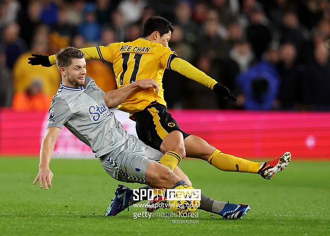 ▲ 올시즌 프리미어리그 29경기 12골 4도움을 기록했다. 역대 한국인 프리미어리그 득점 2위와 개인 커리어하이를 찍은 뒤 인천공항에서 취재진과 만나 "프리미어리그에서 12골을 넣었다. 나쁘지 않았다고 생각한다. 자신감을 얻었고 더 잘하고 싶다는 동기부여를 얻었다. 박지성은 프리미어리그 진출 꿈을 꾸게 해준 분이고 국가대표를 꿈꾸게 해줬다. 그런 분 기록을 넘을 수 있어 영광"이라고 말했다. 한국에서 휴식한 뒤 유럽으로 돌아갔는데 울버햄튼 프런트에 마르세유로 이적하고 싶다는 뜻을 전달했다. 이적설이 돌면 프리시즌엔 이탈리아 세리에A 승격 팀 코모에 인종차별적 발언까지 들었다