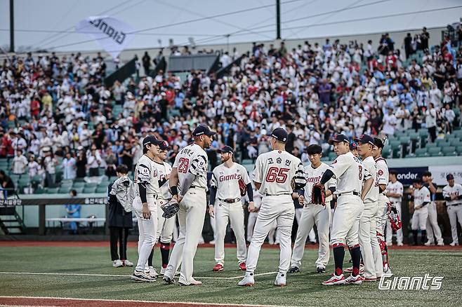 ▲ 롯데 선수들이 16일 울산 문수야구장에서 열린 두산과의 경기에서 4-0 승리를 거두고 3연패의 늪에서 탈출했다. ⓒ롯데 자이언츠