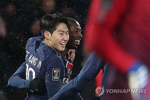 PSG(파리 생제르맹)이 이강인 영입을 원하는 클럽으로부터 거액의 이적료를 제안받았으나 이를 거절한 것으로 알려졌다. 익명의 프리미어리그(PL) 클럽이 이강인을 영입하기 위해 PSG에 한화 1000억이 넘는 제안을 건넸음에도 PSG가 이를 받아들이지 않은 것이다. 그러나 일각에서는 최근 PSG가 나폴리의 공격수 빅터 오시멘을 영입하기 위해 이강인을 협상 카드 중 하나로 포함시켰다는 보도를 두고 이번 소식이 흔히 말하는 언론 플레이일 수 있다는 추측도 나오는 중이다. 앞서 이탈리아 이적시장 전문가 잔루카 디 마르지오가 이를 보도한 바 있다. 사진 연합뉴스