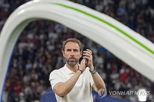 영국 스카이스포츠가 16일(한국시간) 방송을 통해 잉글랜드 축구협회가 추린 최근 귀국한 사우스게이트 감독의 후임 감독 후보군을 공개했다.   총 네 명의 후보가 공개됐다. 마우리시오 포채티노 전 첼시 감독, 에디 하우 뉴캐슬 유나이티드 감독, 리 카슬리 잉글랜드 U-21 대표팀 감독, 그리고 그레이엄 포터 전 첼시 감독이다. 연합뉴스