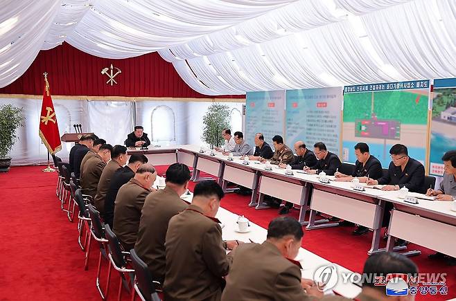 김정은,신포시 바닷가양식사업소 부지 시찰 (평양 조선중앙통신=연합뉴스) 북한 김정은 국무위원장이 15일 주요 간부들을 대동하고 함경남도 신포시 바닷가양식사업소 부지를 시찰하며 협의회를 소집했다고 조선중앙통신이 16일 보도했다. 2024.7.16 
    [국내에서만 사용가능. 재배포 금지. For Use Only in the Republic of Korea. No Redistribution] nkphoto@yna.co.kr