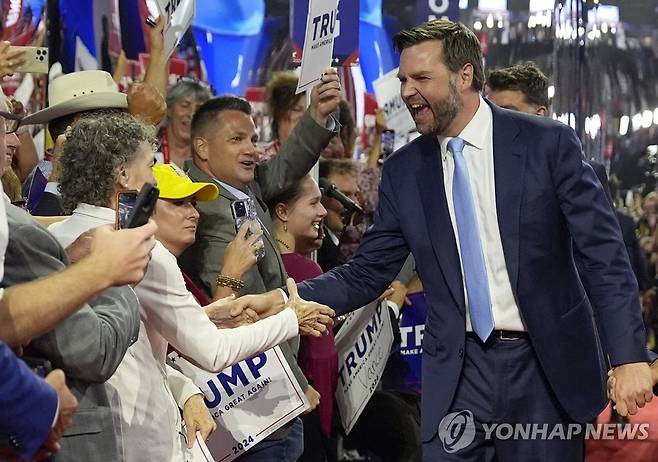 지지자들과 악수하는 밴스 미 공화당 부통령 후보 [AP=연합뉴스. 재판매 및 DB 금지]