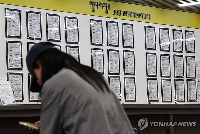6월 취업자 9만6천명 증가·청년층 14만9천명 감소 (서울=연합뉴스) 신현우 기자 = 통계청이 6월 고용동향을 발표한 10일 오전 마포구 서울서부 고용복지플러스센터를 찾은 시민이 상담 순서를 기다리고 있다.
    6월 고용동향에 따르면 지난달 15세 이상 취업자는 2천890만7천명으로 작년 같은 달보다 9만6천명 늘었다. 청년층(15∼29세) 취업자는 14만9천명 감소했고 40대도 10만6천명 줄었다. 60세 이상은 25만8천명 증가했고 30대는 9만1천명, 50대도 2천명 늘었다. 2024.7.10 nowwego@yna.co.kr