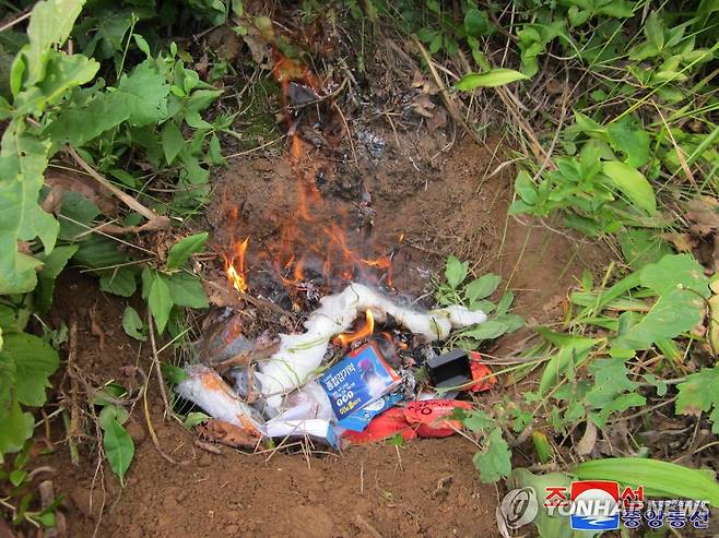 북한이 공개한 대북전단 소각 장면 (평양 조선중앙통신=연합뉴스) 북한 조선중앙통신이 14일 북한 국경지역에서 또다시 대북전단이 발견됐다며 대가를 각오해야 할 것이라는 김여정 노동당 부부장 담화와 함께 전단 추정 물체 소각 장면을 사진으로 보도했다. 2024.7.14 
    [국내에서만 사용가능. 재배포 금지. For Use Only in the Republic of Korea. No Redistribution] nkphoto@yna.co.kr