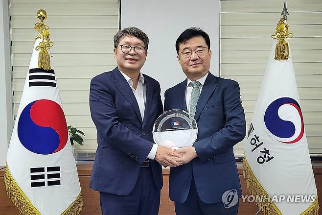 특허청, MLB로부터 '지식재산 보호활동' 공로 감사패   (서울=연합뉴스) 정인식 특허청 산업재산보호협력국장(왼쪽)이 16일 한국지식재산센터에서 우종균 미국프로야구 메이저리그(MLB) 국내 대리인한테서 지식재산 보호 활동에 대한 감사패를 받고 기념사진을 찍고 있다. 2024.7.16 [특허청 제공. 재판매 및 DB 금지] sw21@yna.co.kr