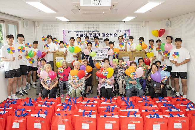 프로농구 한국가스공사의 실버카 기부 기념사진 [한국가스공사 프로농구단 제공. 재판매 및 DB 금지]